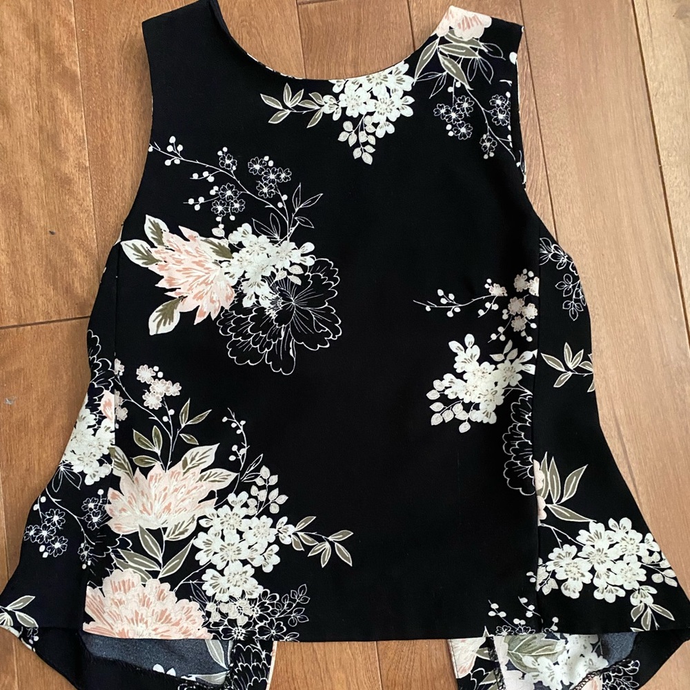Cute floral pattern sleeveless top